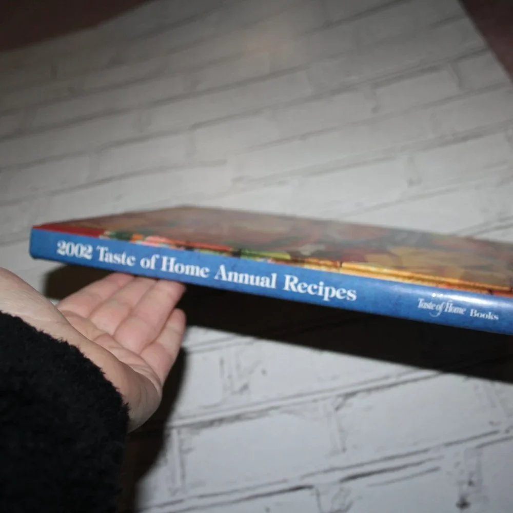 Taste of home annual recipes cookbook 2002 hardcover (B.e.)